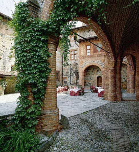 Castello Di Pavone Hotel Pavone Canavese Exterior foto