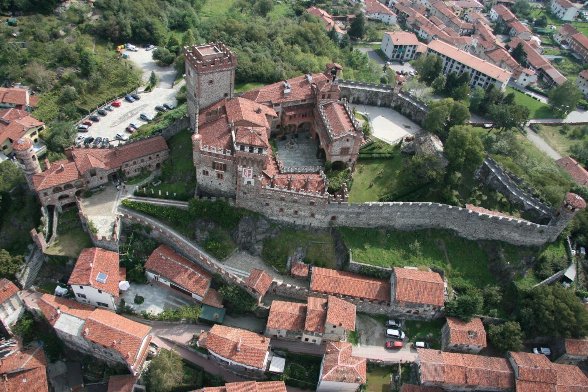Castello Di Pavone Hotel Pavone Canavese Exterior foto